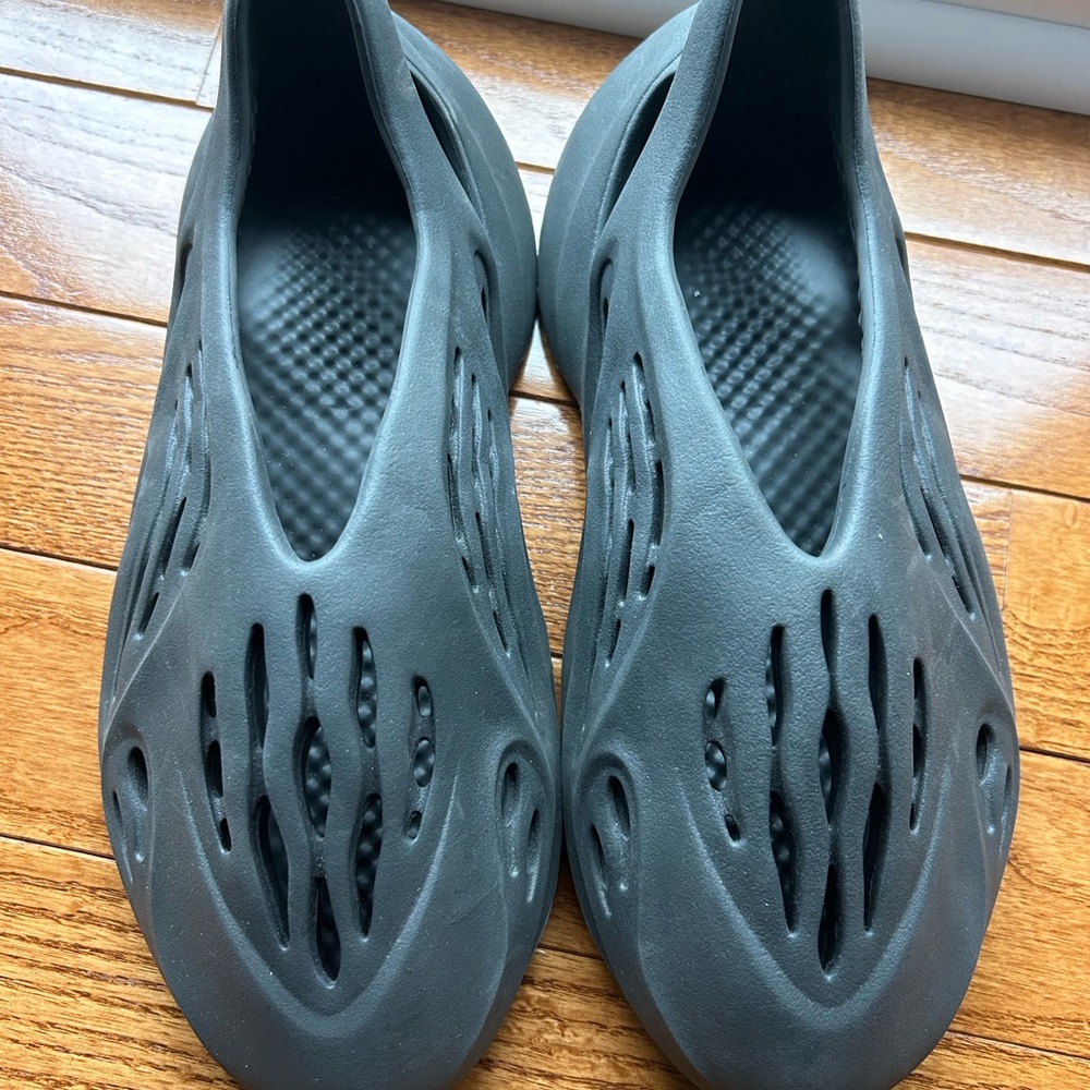 Excellent condition Adidas Yeezy Foam Runner - Picture 2 of 8